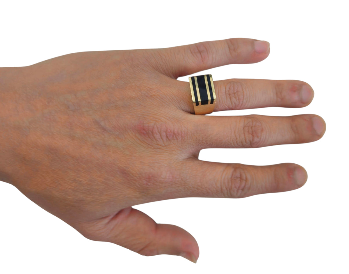 Onyx Signet Men's Ring in 14 Karat Yellow Gold
