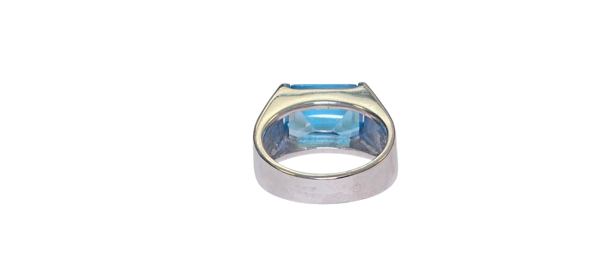 Blue Topaz Ring In 18 Karat White Gold
