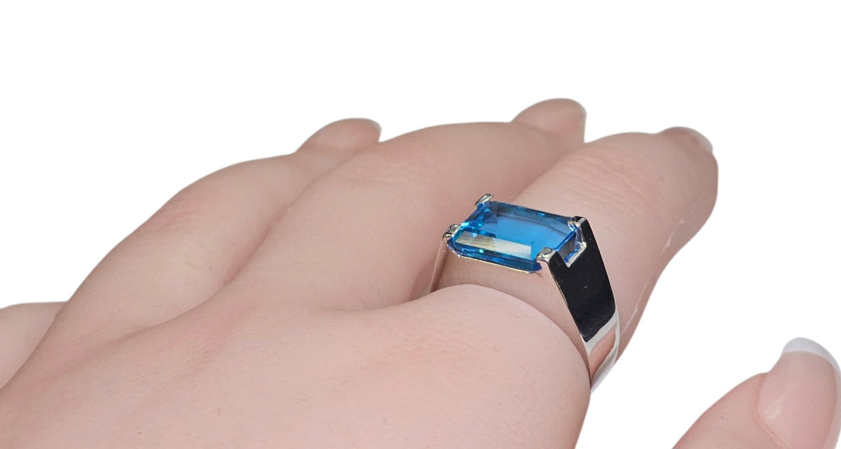 Blue Topaz Ring In 18 Karat White Gold