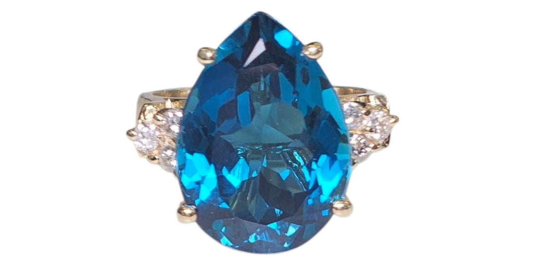L Blue Topaz Ring in 14 Karat Yellow Gold