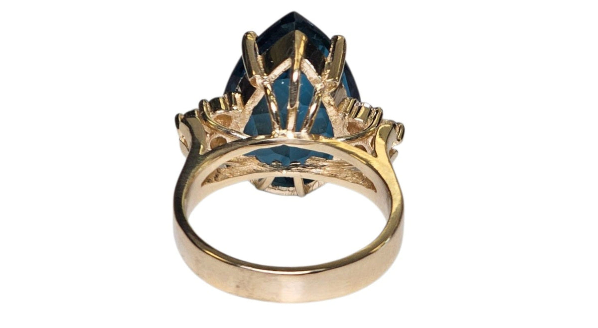 L Blue Topaz Ring in 14 Karat Yellow Gold
