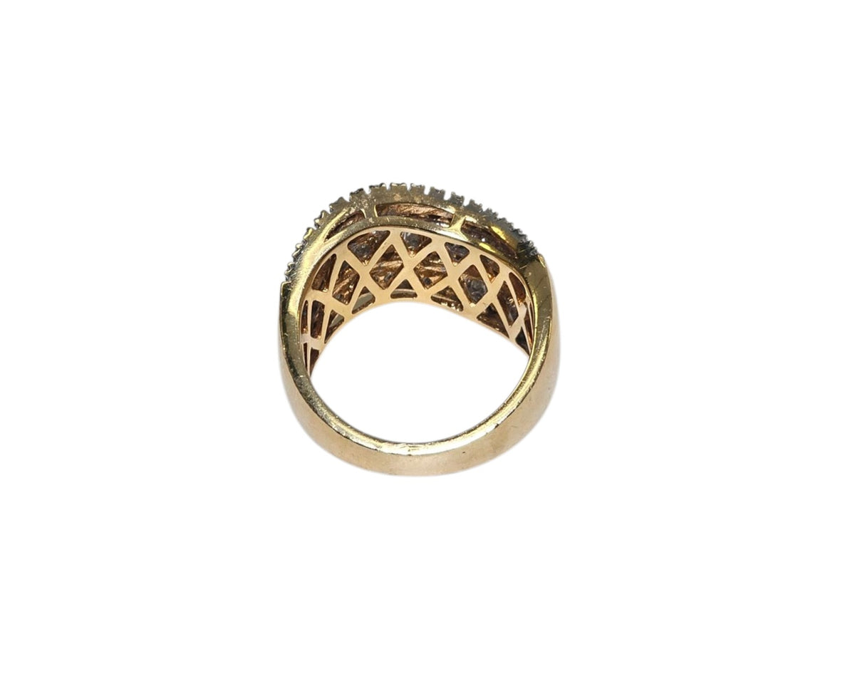 Baguette and Round Diamond Ring in 18 Karat Yellow Gold