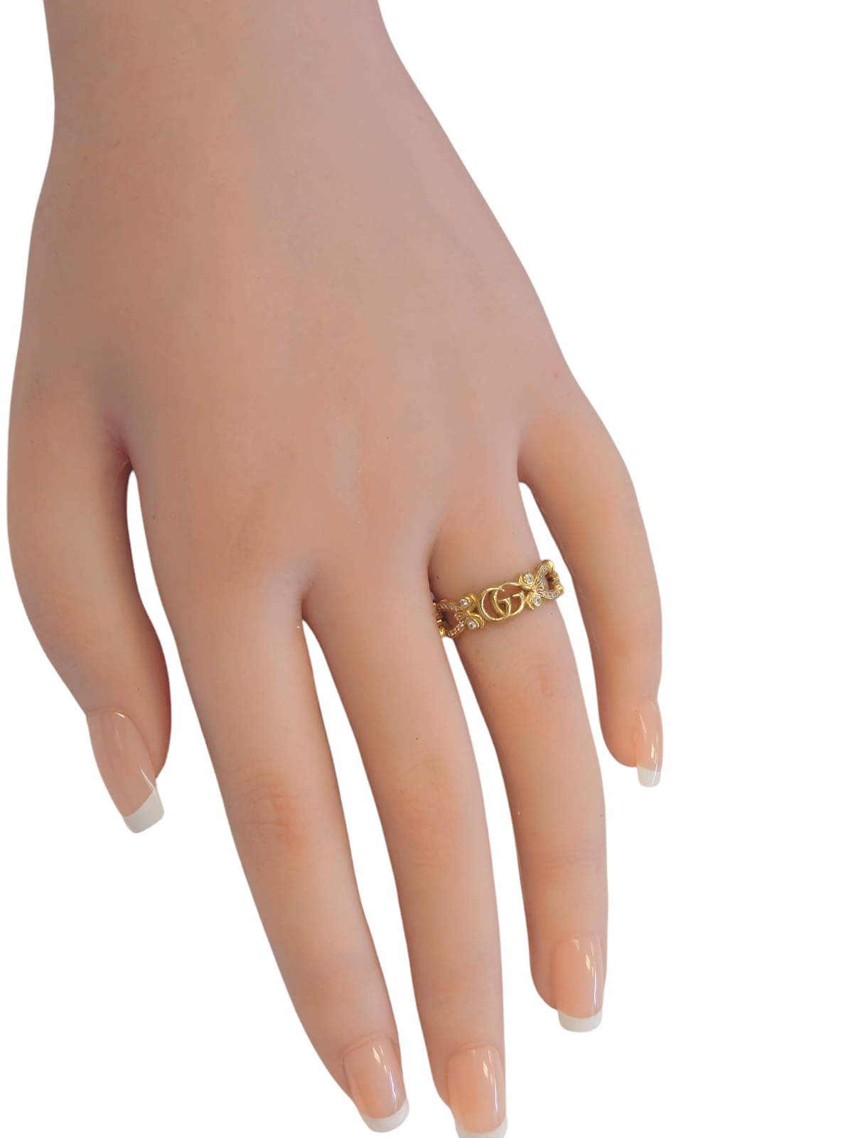 A ring in 18k yellow gold sparkles with Pave white diamond that alternate with the recognizable Double Gucci Logo