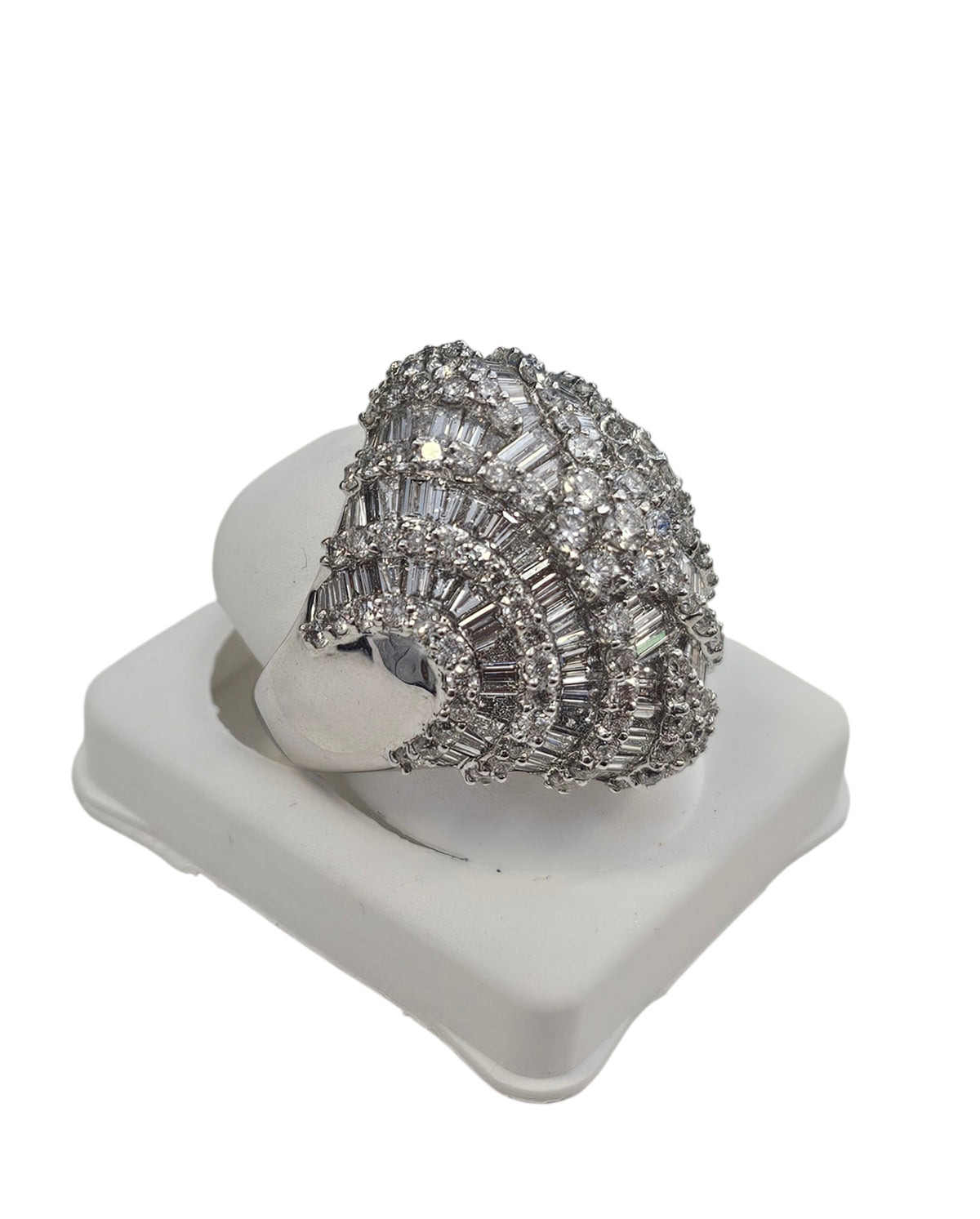 Dome Ring with Baguettes and Round Diamond in 18 Karat White Gold