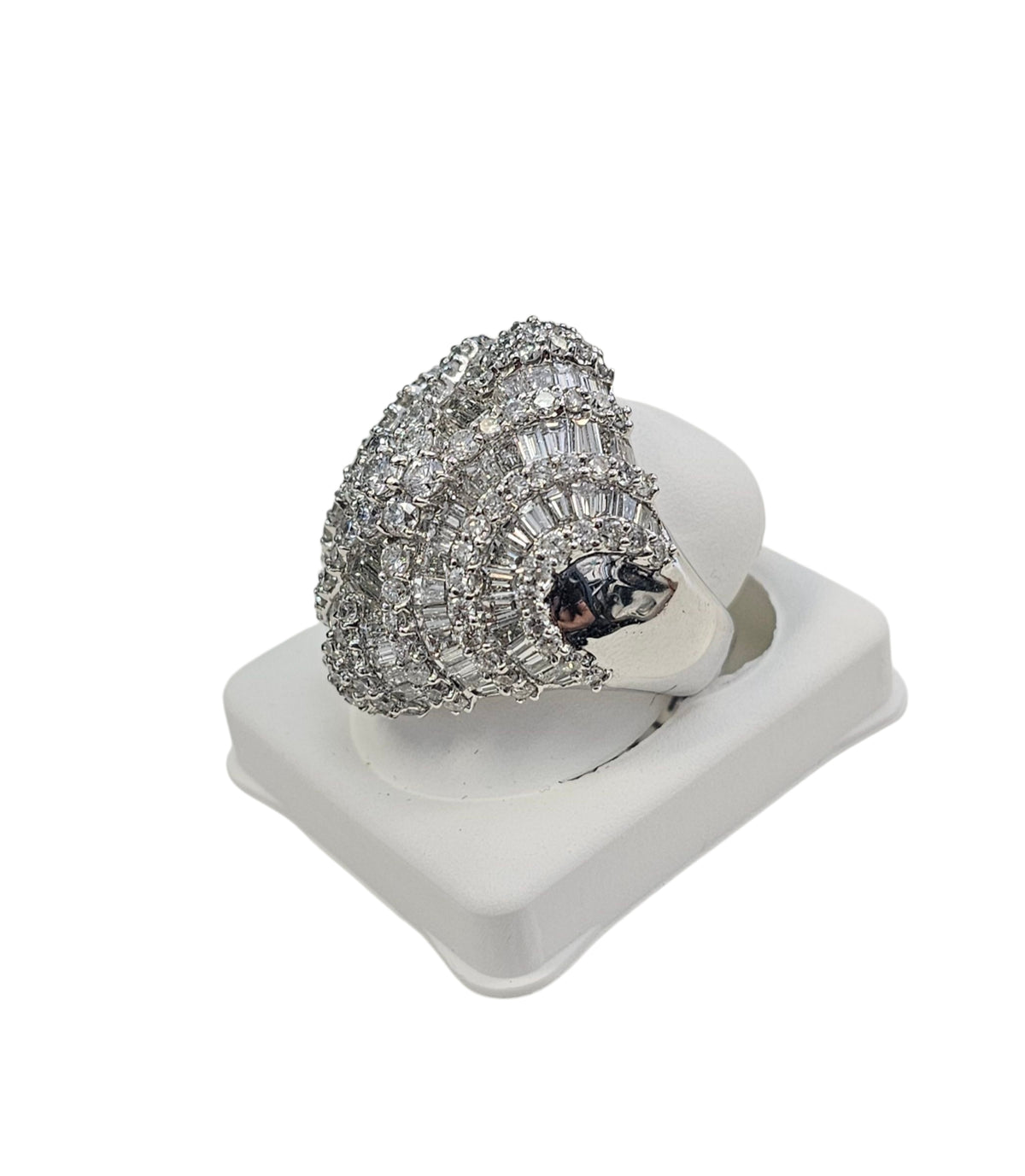 Dome Ring with Baguettes and Round Diamond in 18 Karat White Gold