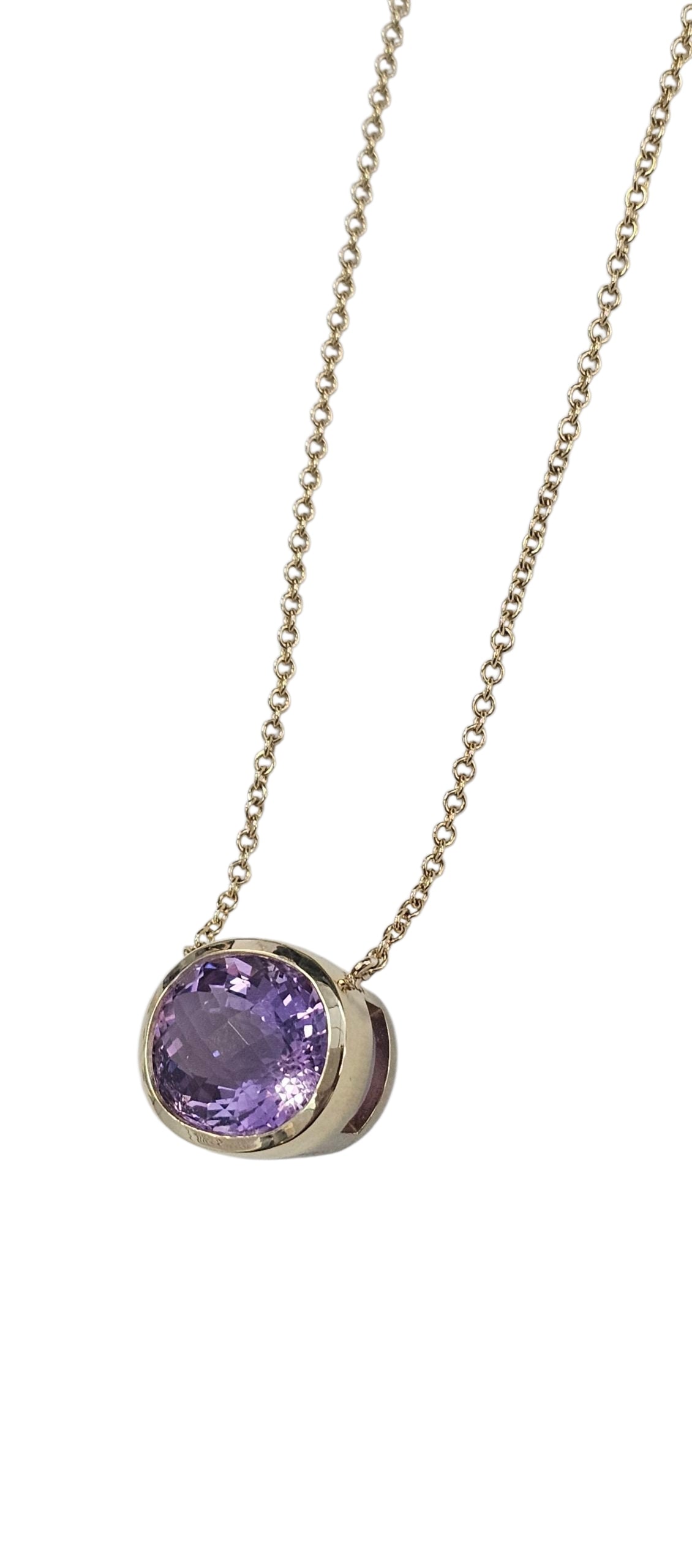 Oval Cut Amethyst Pendant Necklace in 14 Karat Yellow Gold