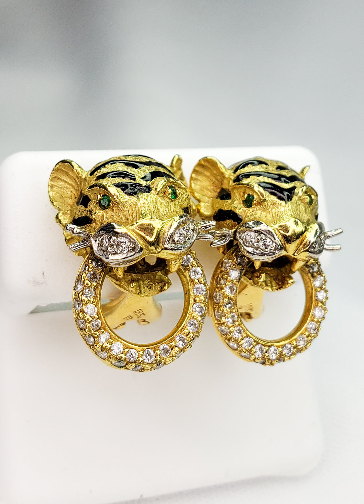Emerald and Diamonds Tiger Head Earrings in18K Yellow Gold