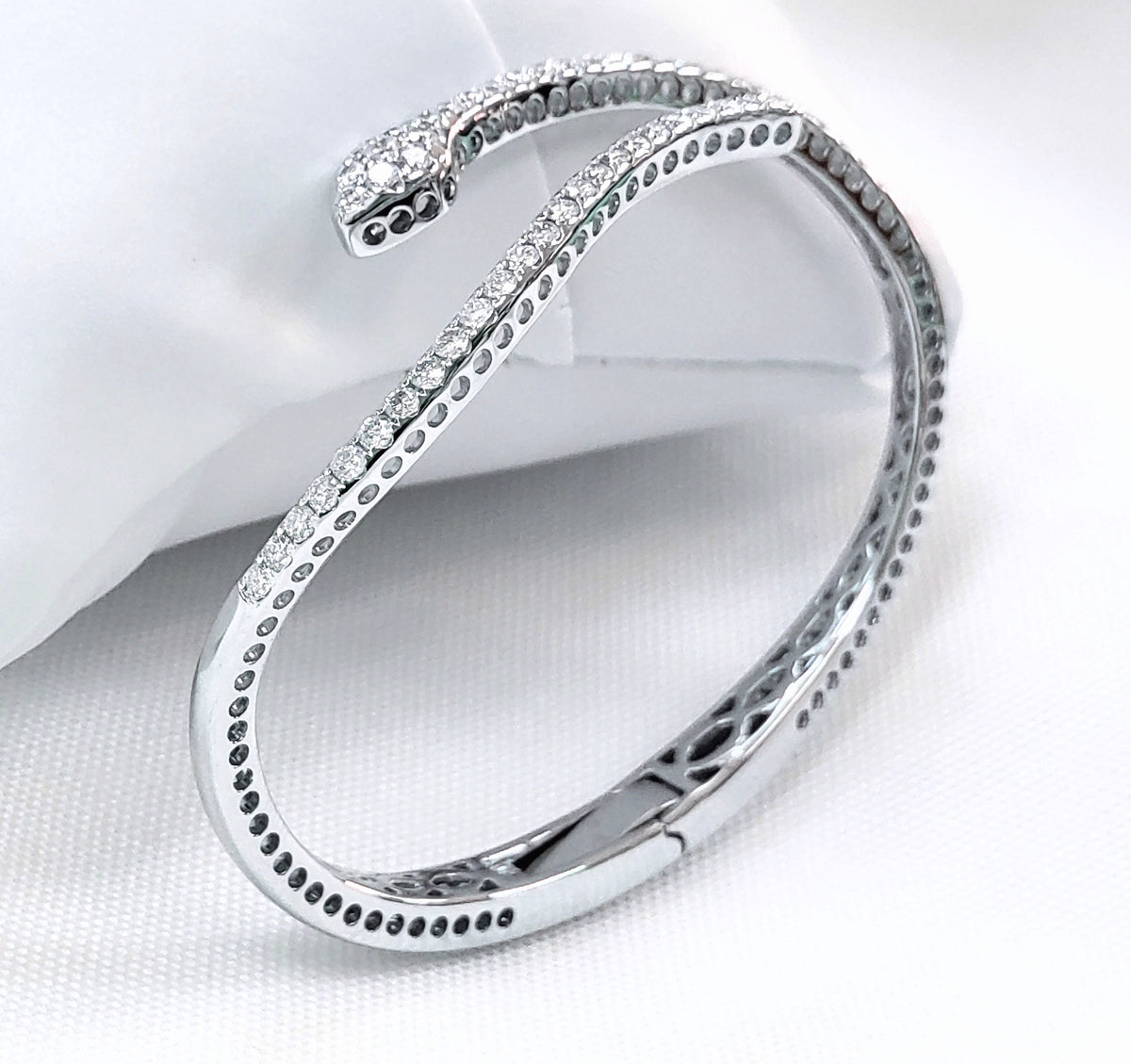 Diamond Cuff Bangle Bracelet in 18Kt White Gold